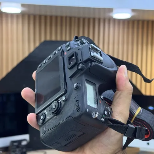Nikon D750 boitier nu en excellent état avec batterie et chargeur
