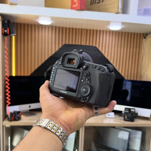 CANON 5D MARK IV boitier nu en excellent état avec batterie et chargeur