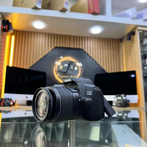 Canon 250D avec 18-55mm en excellent etat comme neuf avec batterie chargeur
