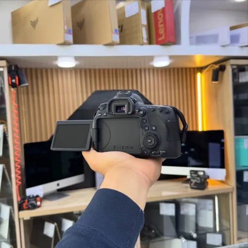 Canon 6D Mark II boitier nu en excellent état batterie et chargeur
