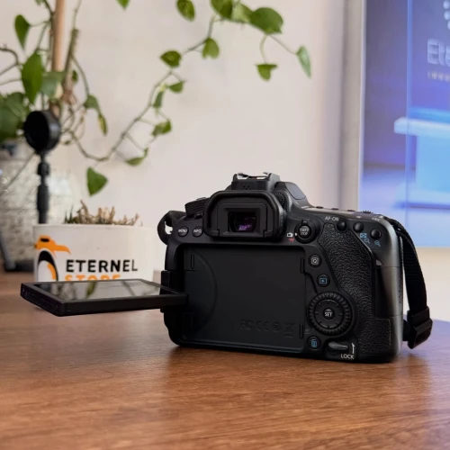 Canon 80D nu en excellent etat comme neuf avec batterie chargeur