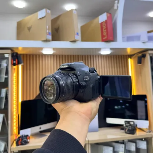 Canon 600D avec 18-55mm F3.5-5.6 II en excellent état batterie et chargeur