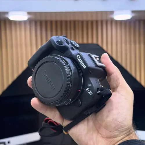 Canon R50 avec bague RF-EF en excellent état