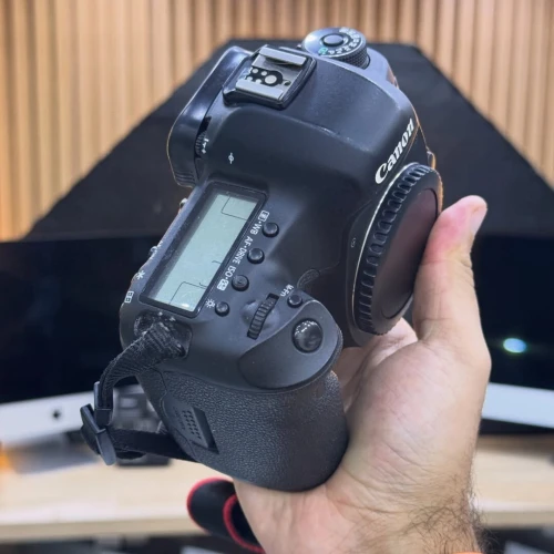 Canon 5D MARK III boitier nu en excellent état batterie et chargeur