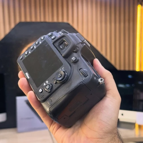 Nikon D7100 boitier nu en excellent état batterie et chargeur