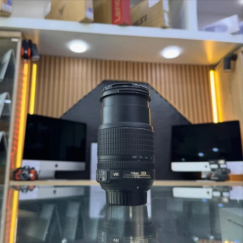 Objectif Nikon 18-105mm F3.5-5.6 en excellent état avec bouchons
