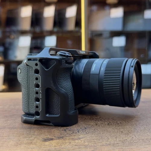 Sony a6700 nu en excellent etat avec batterie chargeur plus un cage TILTA ( 20k de click )