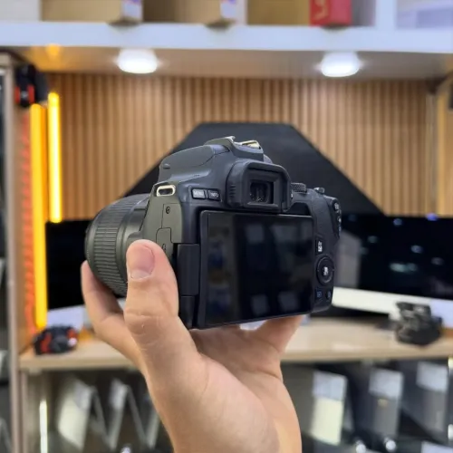 Canon 250D avec 18-55mm en excellent etat comme neuf avec batterie chargeur