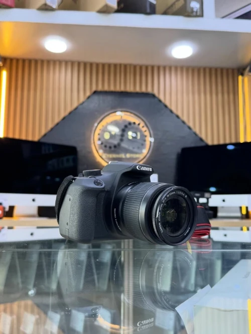 Canon 1200D avec 18-55mm en excellent etat comme neuf avec batterie chargeur