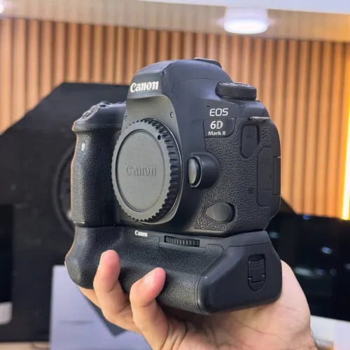 Canon R6 MARK II avec grip en excellent état batterie et chargeur