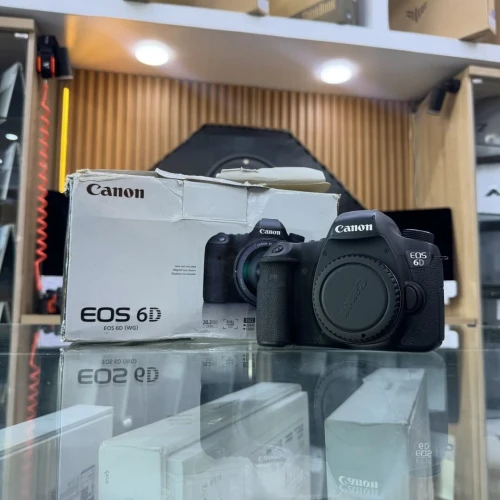 Canon 6D MARK II boitier nu en excellent état batterie et chargeur