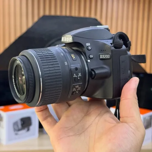 Nikon D3200 avec 18-55mm en excellent état batterie et chargeur
