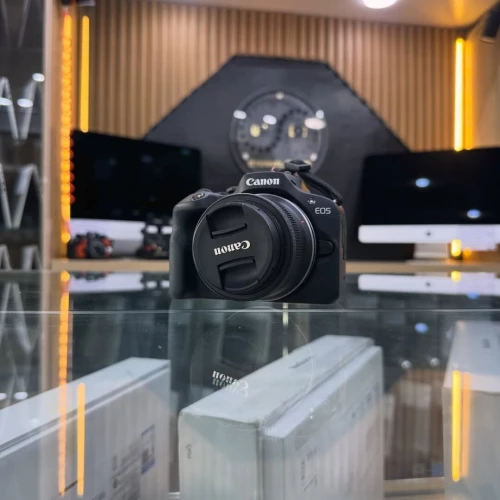 Canon R100 avec 18-45mm en excellent état batterie et chargeur