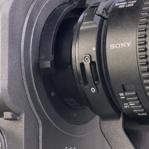 Sony FX9 lens PZ 28-135mm G OSS + Batterie V mount + top handle + module XLR + baseplate rod system en excellent état