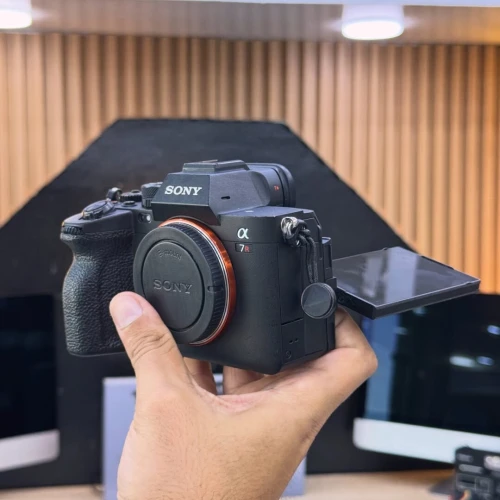 Sony A7RV boitier nu en excellent état batterie et chargeur