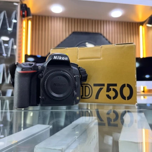 Nikon D750 boitier nu en excellent état avec batterie et chargeur
