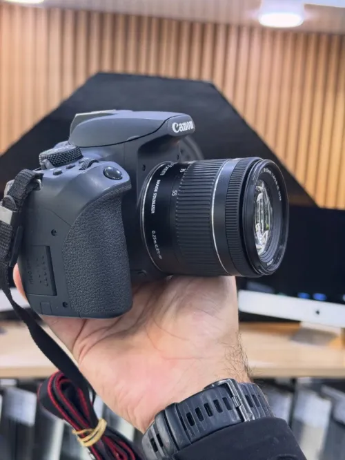 Canon 850D avec 18-55mm STM en excellent état