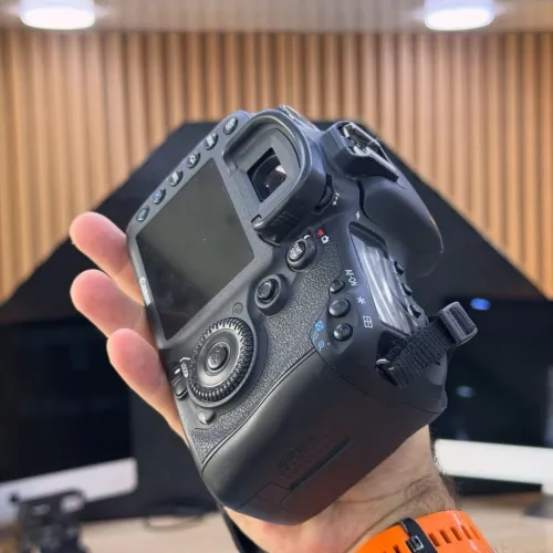 Canon 7D boitier nu en excellent état batterie et chargeur