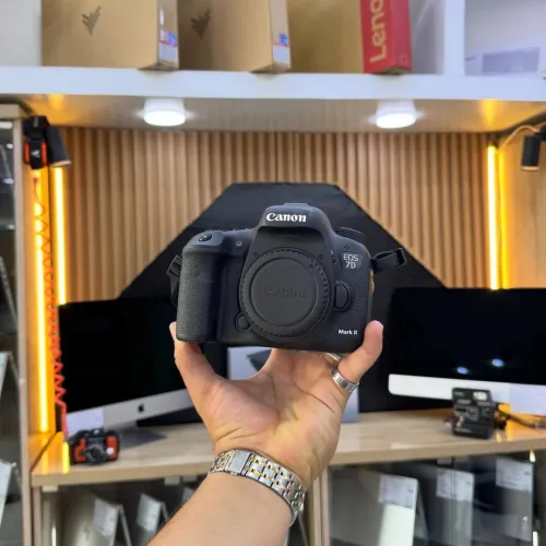 Canon 7D Mark II boitier nu en excellent état batterie et chargeur