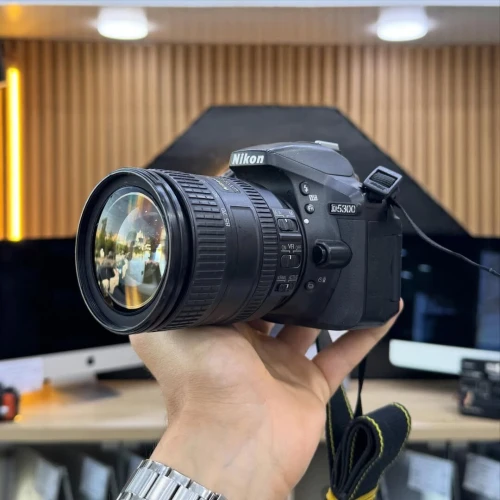 Nikon D5300 avec objectif 16-85mm en excellent état batterie et chargeur