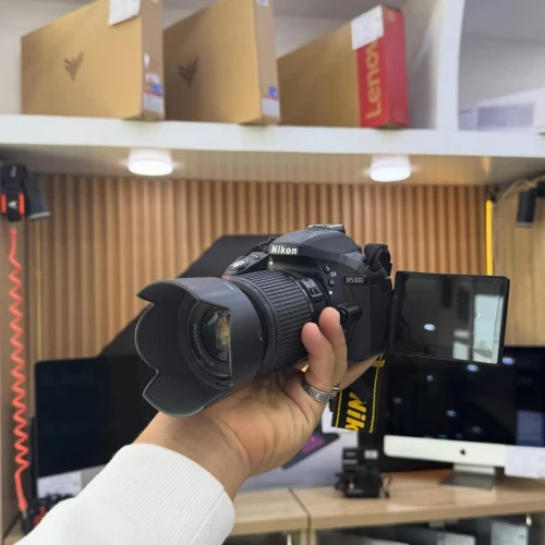 Nikon D5300 boîtier nu en excellent état avec batterie chargeur