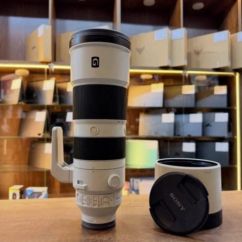 Sony 200-600 G OSS en excellent etat comme neuf avec tout les accessoires ( colis parasoleil)