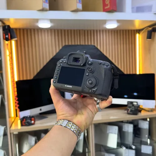 Canon 7D Mark II boitier nu en excellent état batterie et chargeur