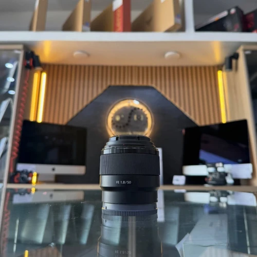 Objectif Sony 50mm F1.8 en excellent état avec deux bouchons