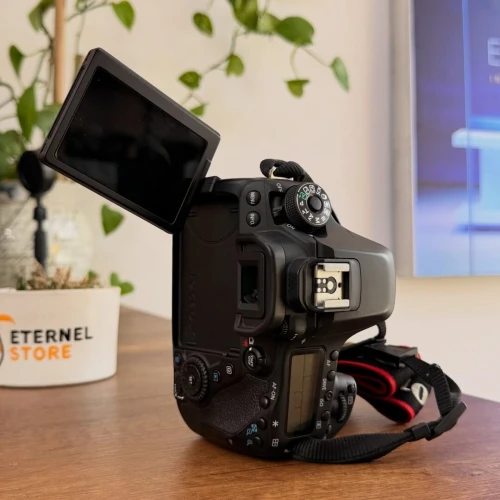 Canon 80D nu en excellent etat comme neuf avec batterie chargeur