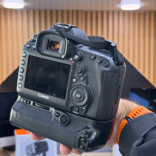 Canon 5D MARK IV boitier nu en excellent état avec grip batterie et chargeur