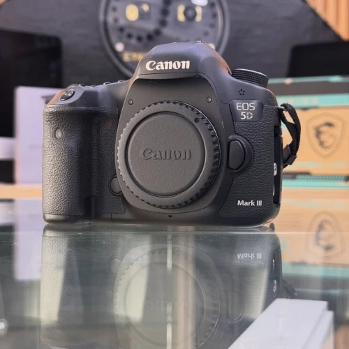 Canon 5D mark III boitier nu en excellent état batterie et chargeur