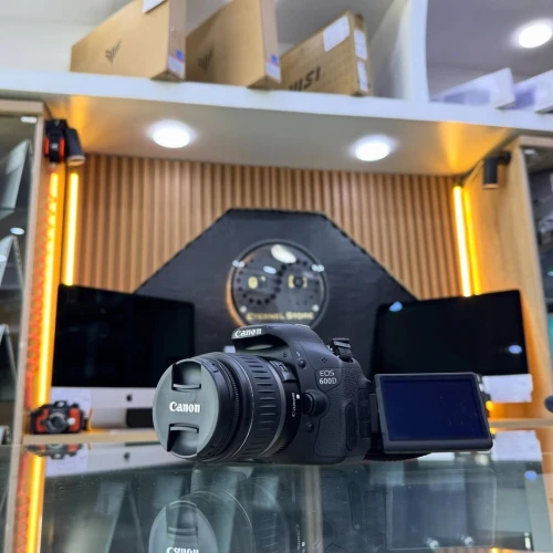 Canon 600D avec 18-55mm F3.5-5.6 Mark II en excellent état avec batterie et chargeur