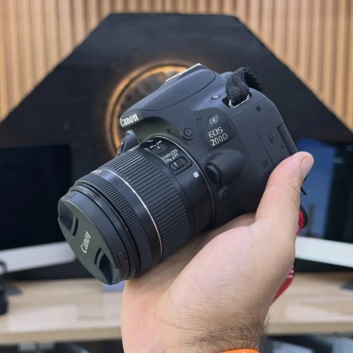 Canon 200D avec 18-55mm STM comme neuf avec batterie et chargeur