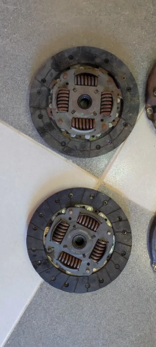 BLOC 1.6 Hdi 90 CH POUR PIÈCE DE RECHANGE 2 PISTONS GOMMÉS