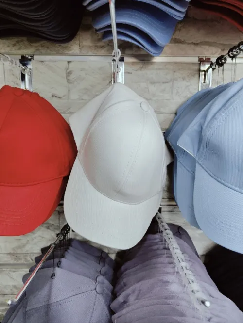 Casquette virage + sérigraphie branding logo