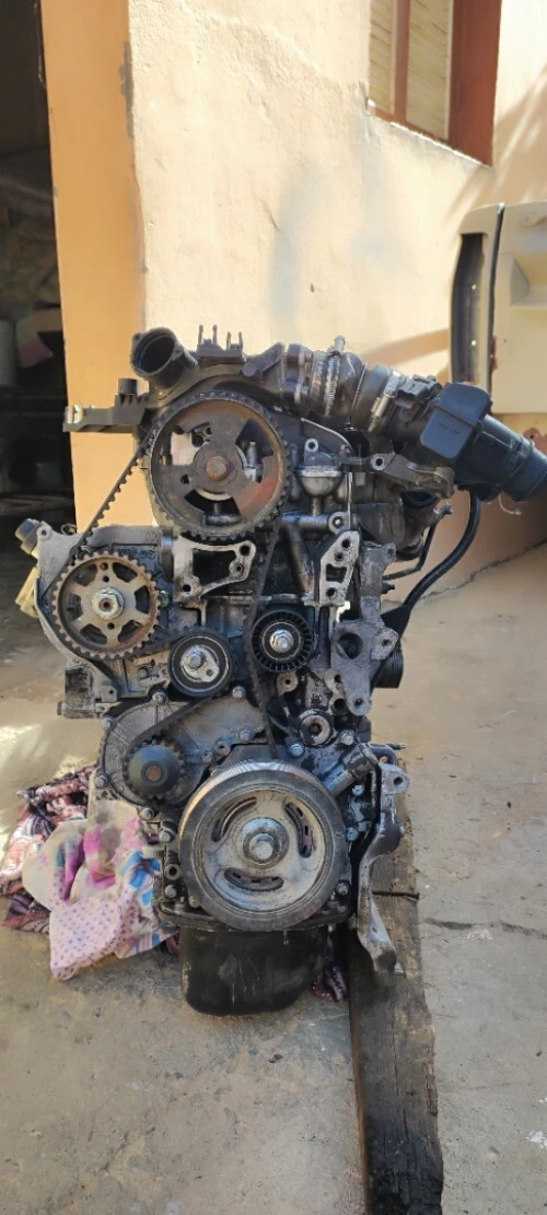 BLOC 1.6 Hdi 90 CH POUR PIÈCE DE RECHANGE 2 PISTONS GOMMÉS