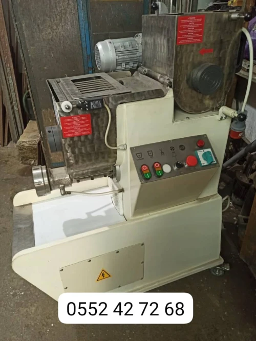 Machine à pâtes alimentaires spéciale
