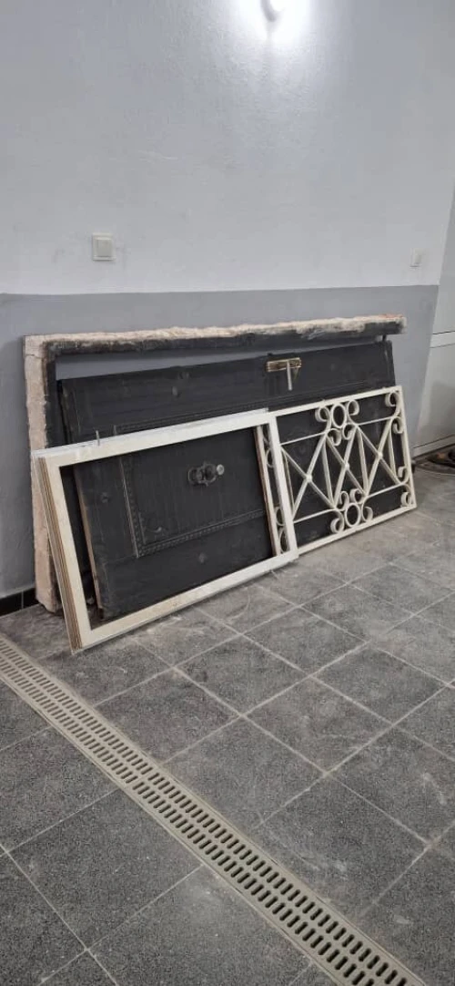 Porte en fer et fenêtre et bardage