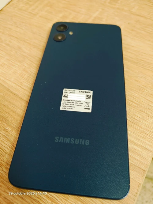 Samsung F05 4 GB  Ram/ 64 GB Mémoire, avec boite et chargeur original