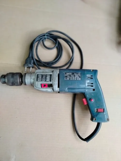 Lot viseuse et 2 perceuse de marque bosch et 2 ponceuse bosch et poste a souder de marque 