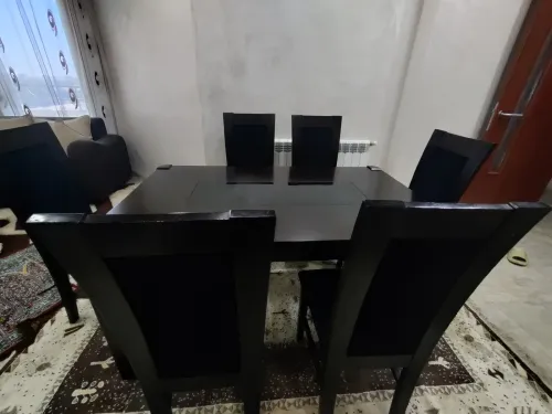 طاولة ب 6 كراسي