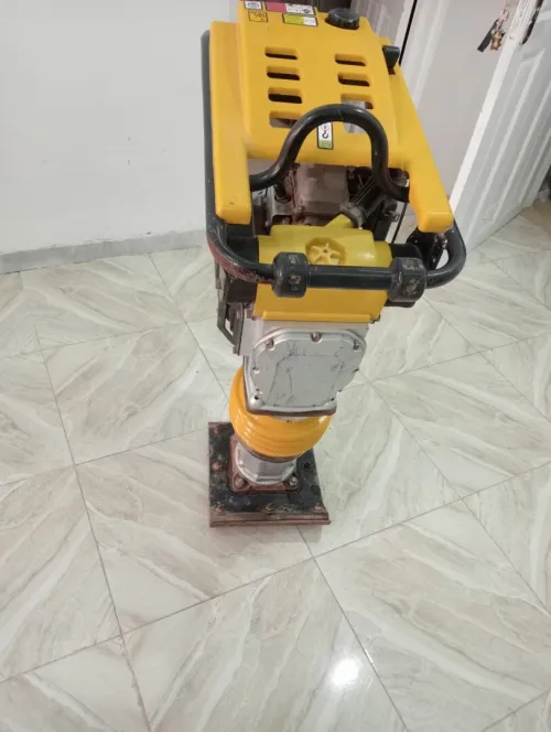 Machine de ponçage et une dameuse