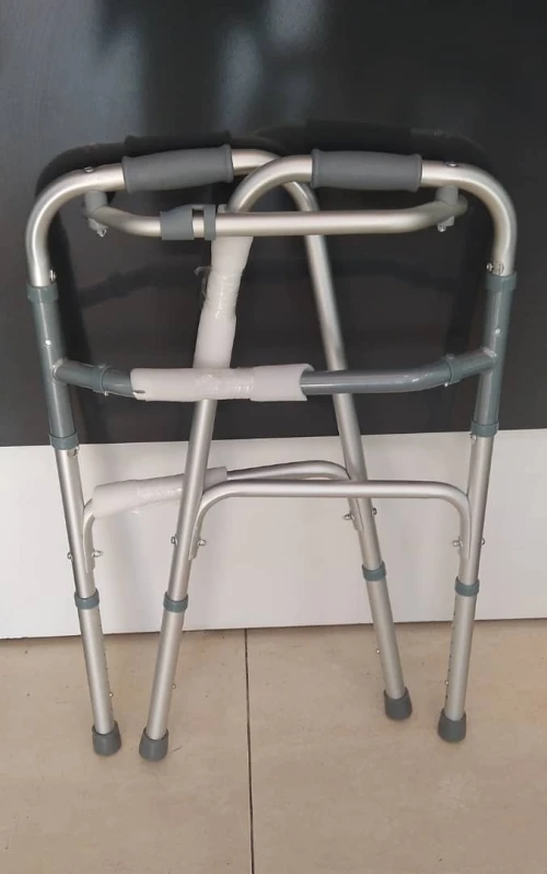  DÉAMBULATEUR ADULTE EN ALUMINIUM SANS ROUES