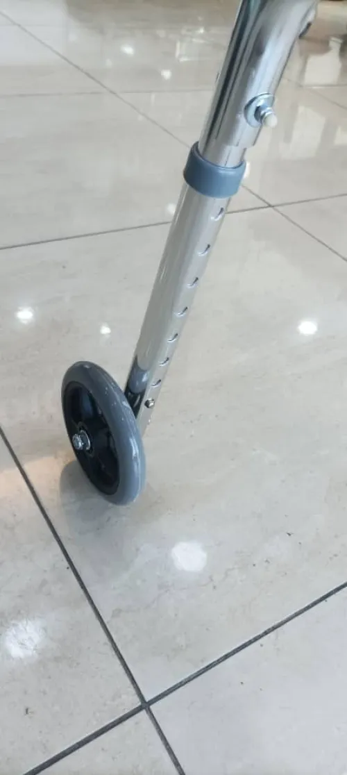 DÉAMBULATEUR ADULTE EN ALUMINIUM AVEC ROUES