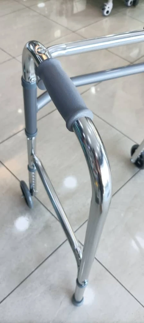 DÉAMBULATEUR ADULTE EN ALUMINIUM AVEC ROUES