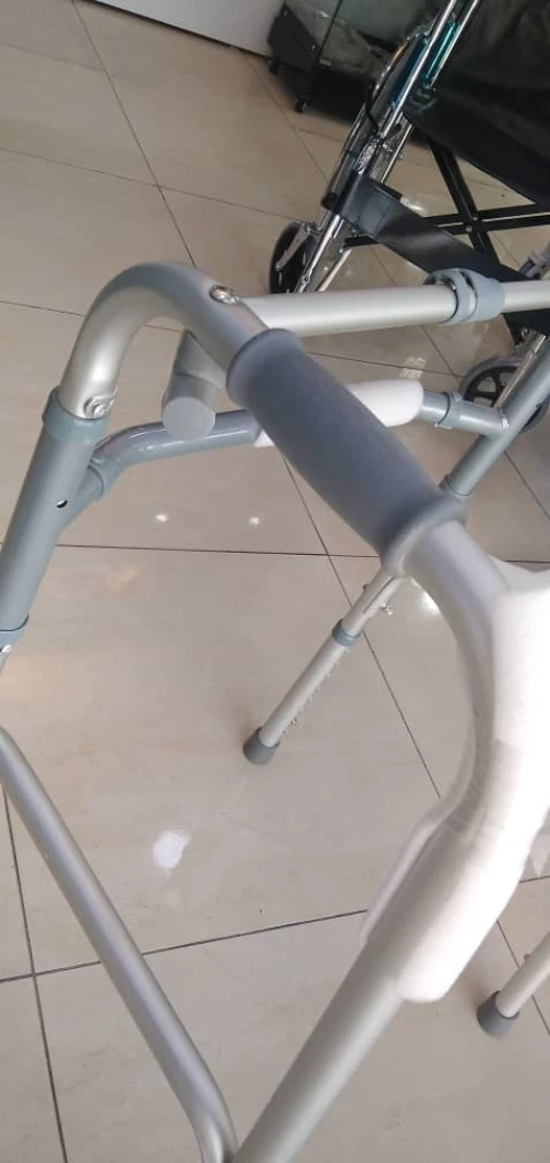  DÉAMBULATEUR ADULTE EN ALUMINIUM SANS ROUES