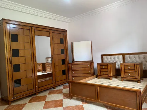 Chambre à coucher bois rouge 