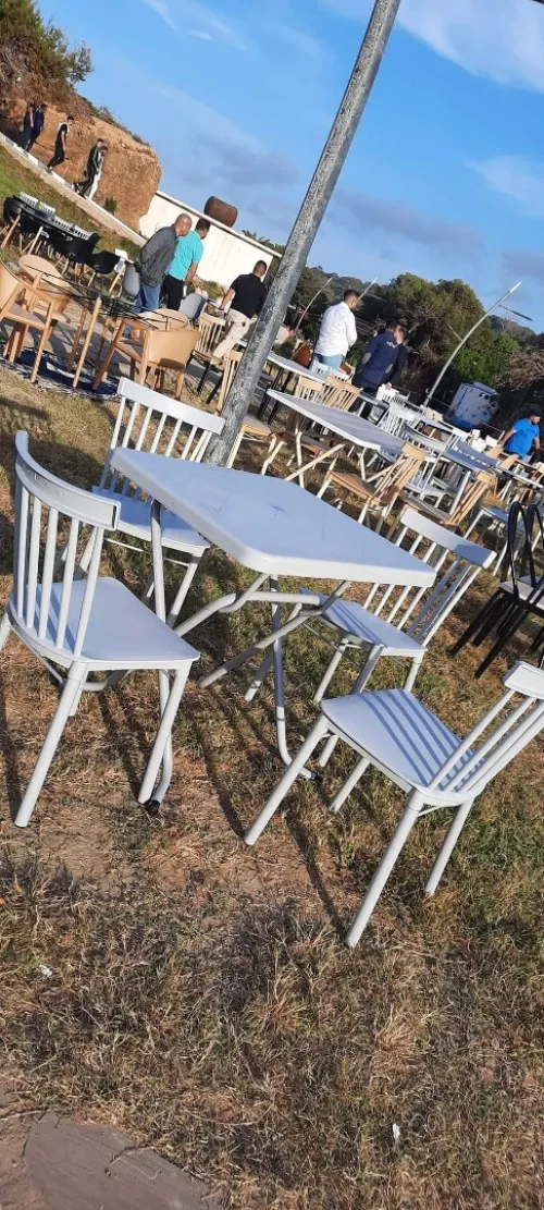 Tables et chaises plastique métal bois