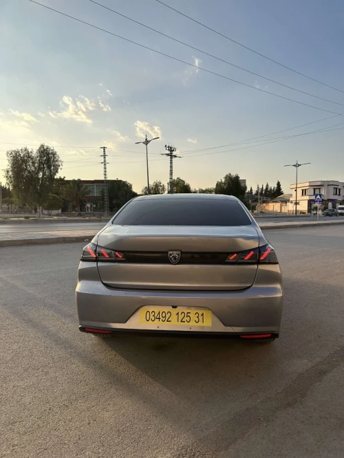 Peugeot 408 2025 Sidan