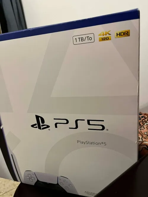 PS5 1TB avec lecteur CD NEUVE jamais utilisée